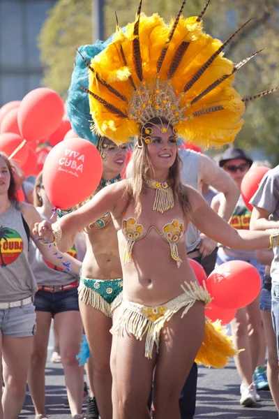 ADVERTÊNCIA, POLÓNIA, 30 DE AGOSTO: Dançarino de carnaval não identificado no desfile em Varsóvia Multicultural Street Parade em 30 de agosto de 2015 em Varsóvia, Polônia . — Fotografia de Stock