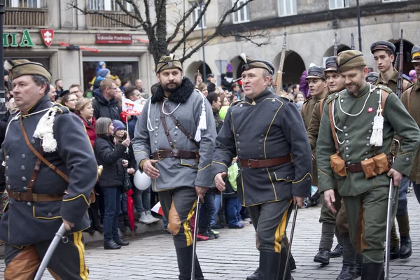 WARSAW, POLONIA, 30 AGOSTO: Ballerino di Carnevale non identificato alla sfilata sulla Varsavia Multicultural Street Parade il 30 agosto 2015 a Varsavia, Polonia . — Foto Stock