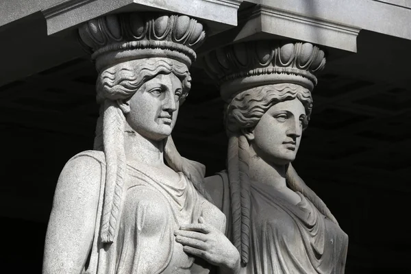 Statue of two Roman women in Vienna. — Stock Photo, Image
