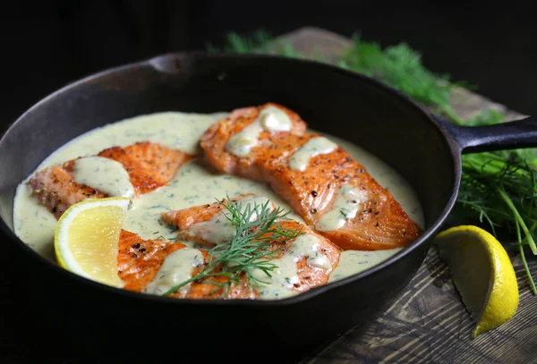 Filete de salmón con salsa cremosa — Foto de Stock