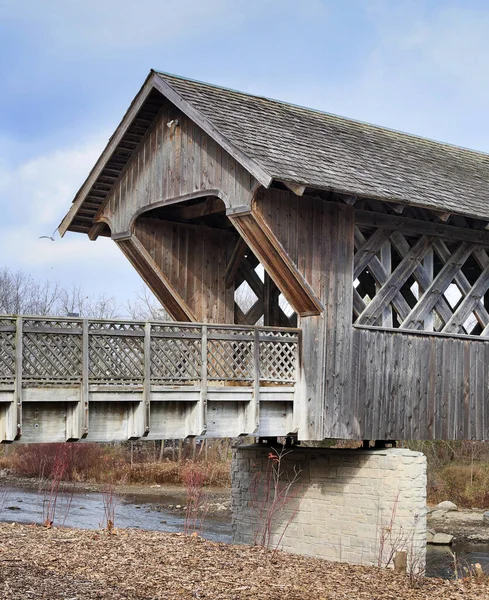 Dřevěný krytý most v Guelph Ontario. — Stock fotografie