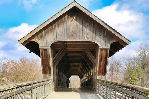 Pont couvert en bois à Guelph Ontario. — Photo