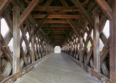 Sonunda açık olan kapalı köprünün içi.