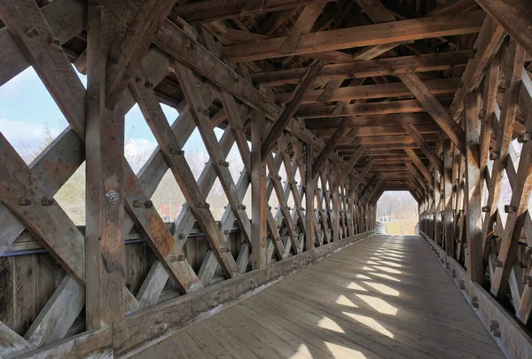 Интерьер крытого моста с открытием в конце. — стоковое фото