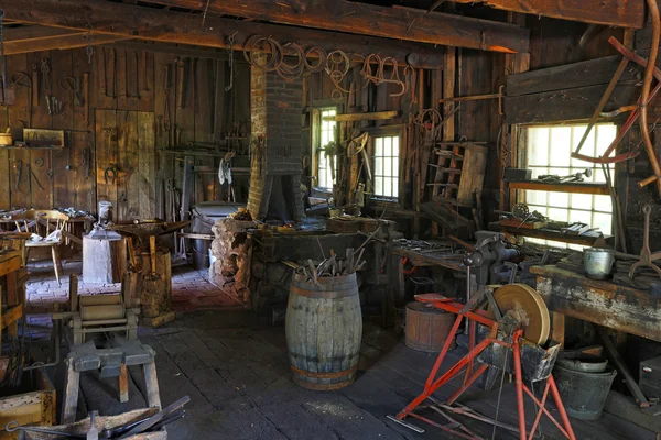 Oude smeden workshop in pioneer village. — Stockfoto