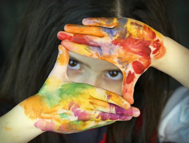 içinde karanlık bir kız çığlık