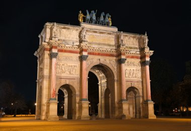 Louvre önünde zafer takı.