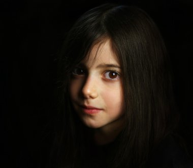 İçinde karanlık bir güzel kız portre.