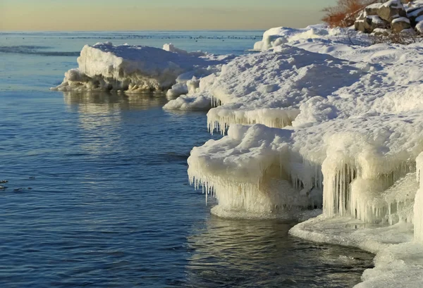 Buz sahilde erimesi. — Stok fotoğraf