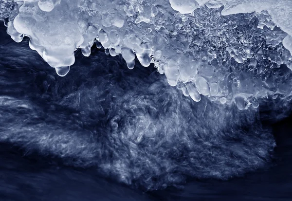 Cluster of icicles above a rapid current — Stock Photo, Image