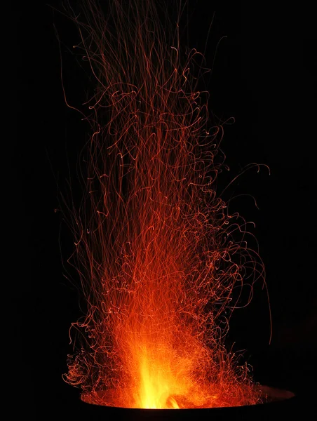 Sparks a uhlíky odletí do ohně — Stock fotografie