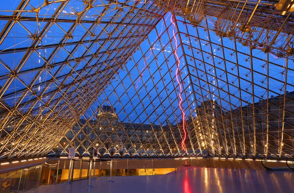 PARIS - OCTOBER 17: Di dalam piramida Louvre, museum seni yang paling banyak dikunjungi di dunia pada 17 Oktober di Paris, Prancis. Piramida yang dibangun pada tahun 1988 . — Stok Foto