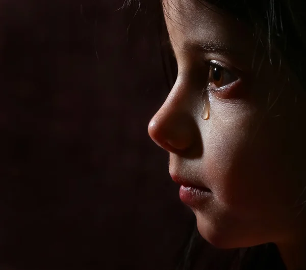 Una chica llora en la oscuridad — Foto de Stock