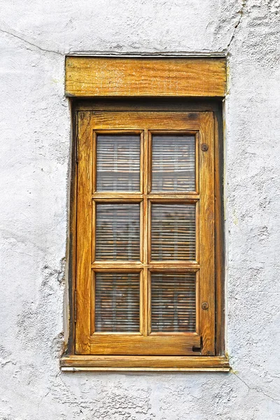 Vintage-Fenster an rissiger Wand — Stockfoto