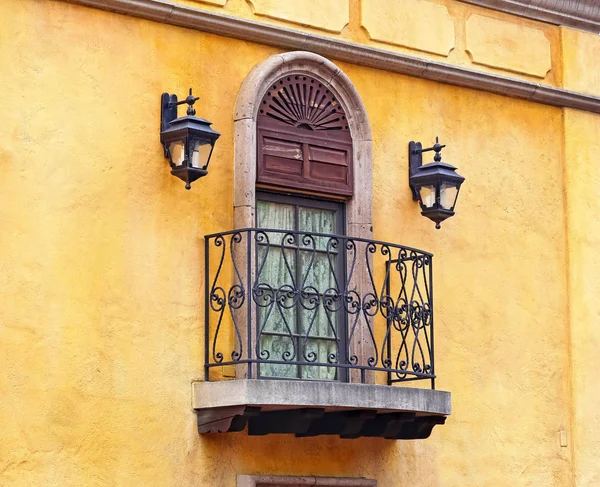 Balcon et fenêtre vintage — Photo