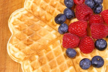 çilek ile gözleme şeklinde kalp