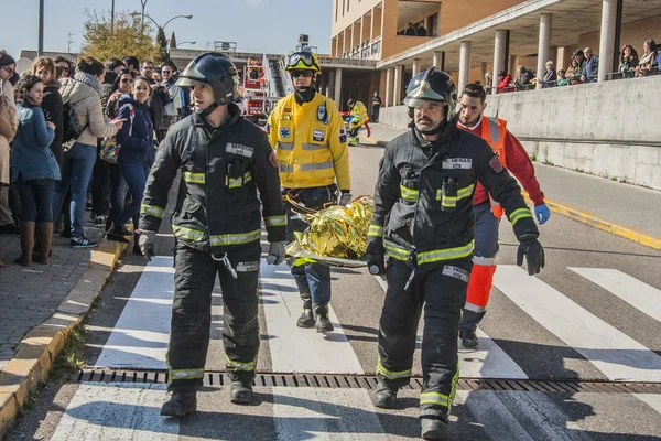 Firefighter working rescate.Talavera de la Reina, Toledo, Spain, in May in the inidades mock emergency — Stock Photo, Image