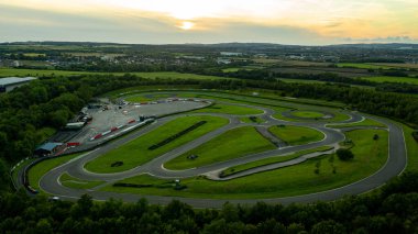 Gün batımında bir go kart yarış pistinin hava aracı görüntüsü