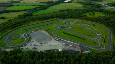 Gün batımında bir go kart yarış pistinin hava aracı görüntüsü
