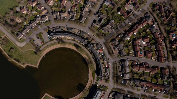 Luftaufnahme des Dorfes Caldecotte in Milton Keynes, Großbritannien, zeigt eine typisch britische Siedlung an einem sonnigen Sommertag, aufgenommen mit einer Drohne von oben — Stockfoto