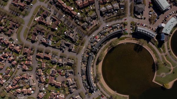 Luftaufnahme des Dorfes Caldecotte in Milton Keynes, Großbritannien, zeigt eine typisch britische Siedlung an einem sonnigen Sommertag, aufgenommen mit einer Drohne von oben — Stockfoto