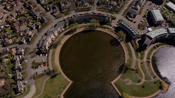 Luftaufnahme des Dorfes Caldecotte in Milton Keynes, Großbritannien, zeigt eine typisch britische Siedlung an einem sonnigen Sommertag, aufgenommen mit einer Drohne von oben — Stockfoto