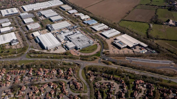 Foto aérea del pueblo de Caldecotte en Milton Keynes Reino Unido mostrando una típica urbanización británica en un soleado día de verano tomado con un dron desde arriba — Foto de Stock