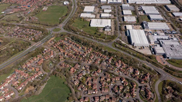 Foto aérea del pueblo de Caldecotte en Milton Keynes Reino Unido mostrando una típica urbanización británica en un soleado día de verano tomado con un dron desde arriba — Foto de Stock
