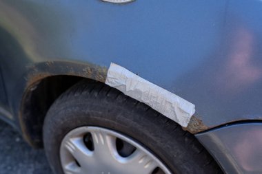 Paslı sağ kanat aşındırıcı demir kusuruyla kaplı.