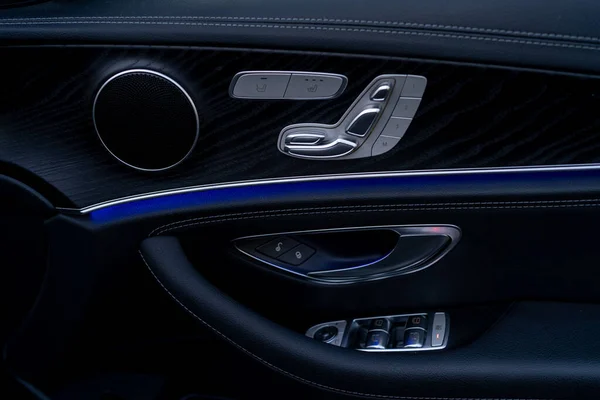 London, UK, May 18, 2021: Mercedes-Benz E 300 DE Plug-In Hybrid Break EQ Power driver door — ストック写真