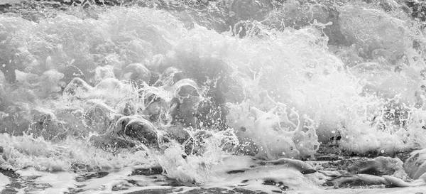 Черно-белое и синее море — стоковое фото