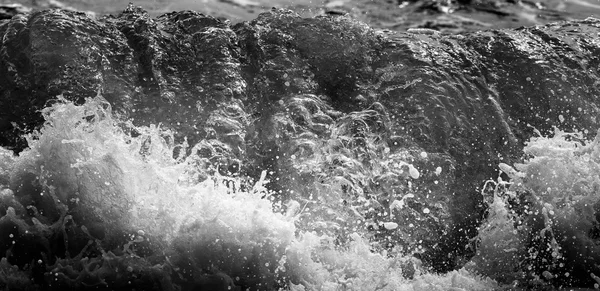 Mar blanco y negro y azul —  Fotos de Stock