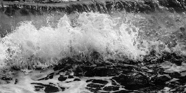 Mar blanco y negro y azul —  Fotos de Stock