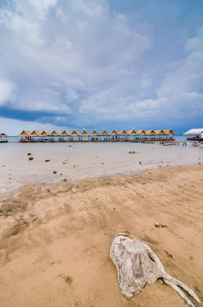 Cottage in legno Acqua e cielo nel serbatoio — Foto Stock