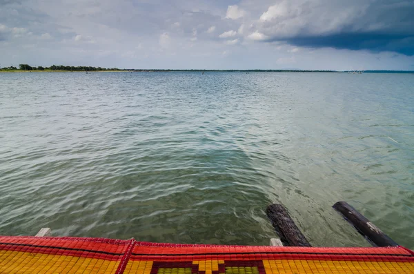 Acqua e cielo nel serbatoio — Foto Stock