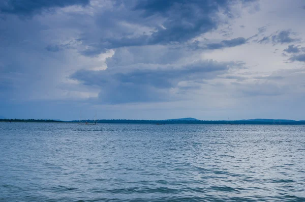 Acqua e cielo nel serbatoio — Foto Stock