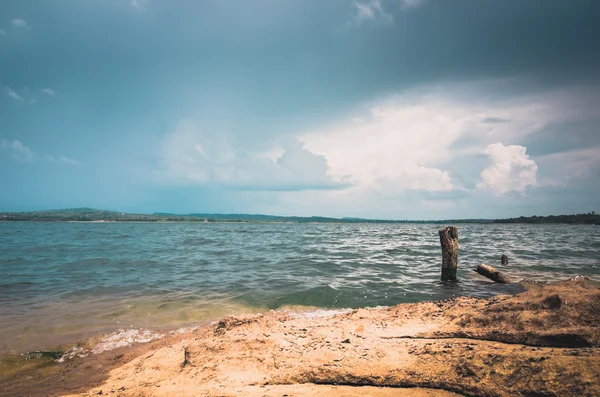 Vand og himmel i Reservoir vintage - Stock-foto