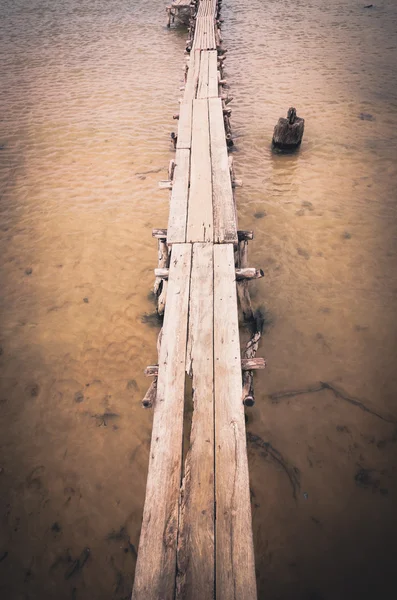貯水池ヴィンテージの木製 brigde 水 — ストック写真