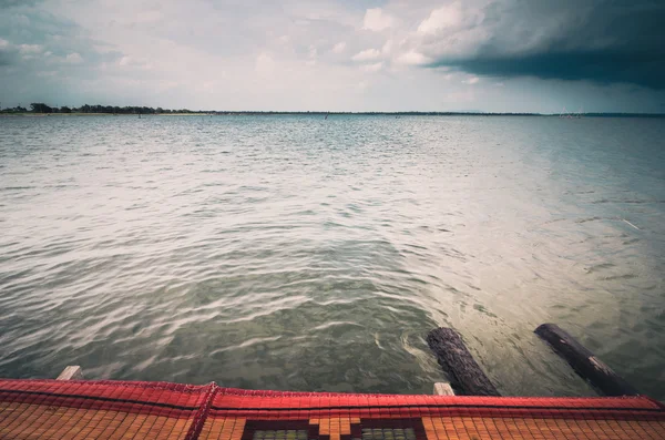 Acqua e cielo nel serbatoio vintage — Foto Stock