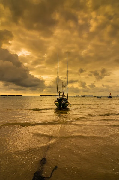 Pesca barca di mare e alba — Foto Stock