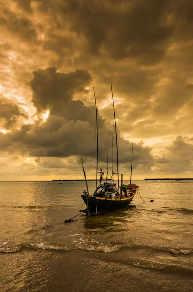 Pesca barca di mare e alba — Foto Stock