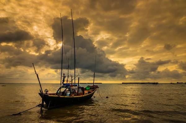 Zee vissersboot en zonsopgang — Stockfoto