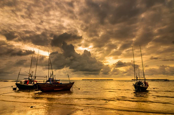 Zee vissersboot en zonsopgang — Stockfoto