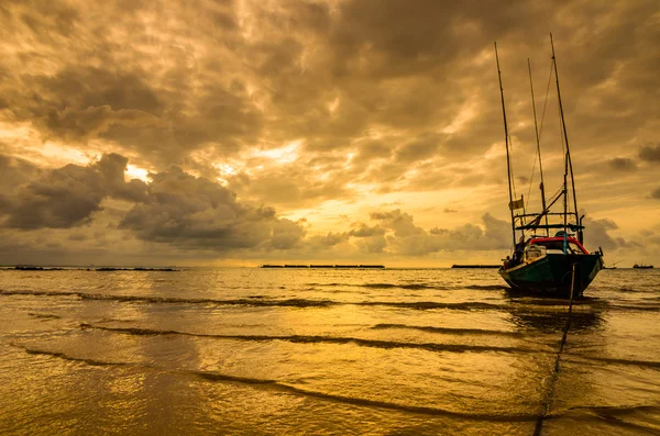 Pesca barca di mare e alba — Foto Stock