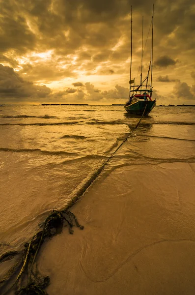 Pesca barco do mar e nascer do sol — Fotografia de Stock