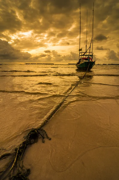 Pesca barca di mare e alba — Foto Stock