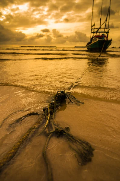 Αλιευτικό σκάφος στη θάλασσα και την Ανατολή του ηλίου — Φωτογραφία Αρχείου