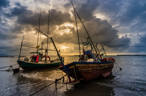 Havet fiskebåt och soluppgång — Stockfoto