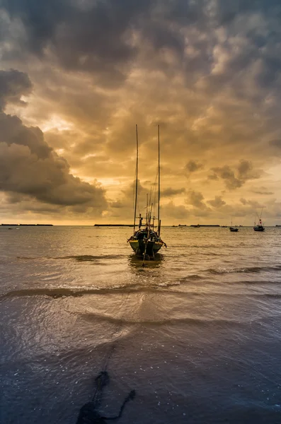 Pesca barco do mar e nascer do sol — Fotografia de Stock