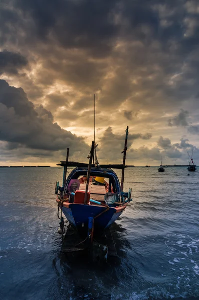 Pesca barca di mare e alba — Foto Stock